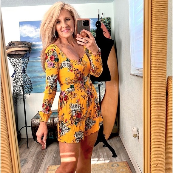 ⭐️Zaful, Forever Young, Yellow Floral Romper,So Cute, Excellent Condition Size 6 - Picture 6 of 13